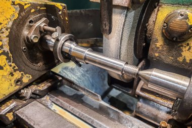 Bir öğütme makinesinin merkezine yerleştirilmiş aşındırıcı bir taşla yapılmış iş parçası.