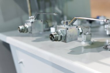 Musluk ve basınç göstergeli hidrolik besleme kontrol sistemi.