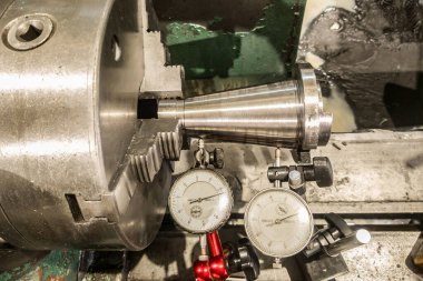 Daha ileri işlemler için iki göstergeye inceltilmiş bir mandrel kurulumu ve hizalanması.