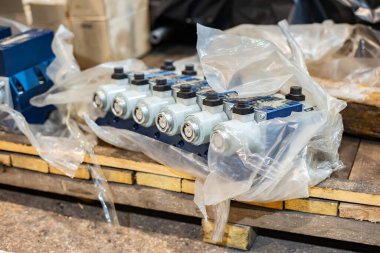 Stoktaki hidrolik güç santrali için mekanik vanalar.