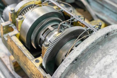 CNC metal çalışma makinesinin mod ve devrimlerinin vites kutusu.