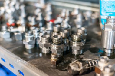 Hidrolik ve su bağlantıları için montaj ve cırcır böcekleri.