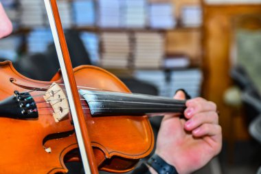 Genç bir müzisyen senfoni orkestrasında keman çalıyor..