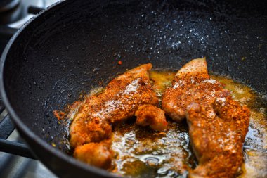 Kızarmış et bol baharatlı ve fırında pişirilmiş..