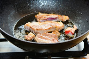 Çiğ et parçaları evdeki sıcak sobada ayçiçeği yağında kızartılır..