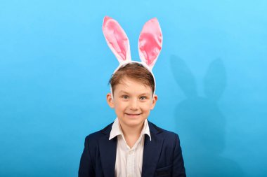 Paskalya bayramında kafasında tavşan kulağı olan sevimli bir çocuk..