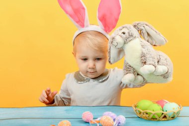 Paskalya tavşanının yanında pembe kulaklı küçük kız..