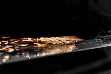 Yüzey öğütücüsünde aşındırıcı bir taşla metal öğütücü..