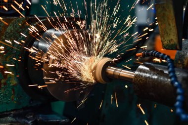 Yuvarlak bir öğütme makinesinde aşındırıcı bir taşla yüz sürtünme.