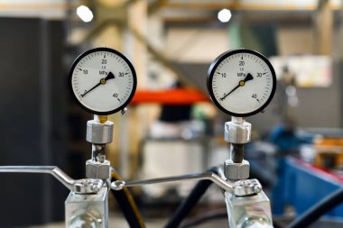 Hidrolik istasyonun kontrol panelinde basınç göstergesi.