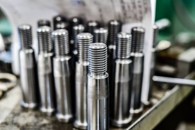 Konili üretim iğnesi ve klempleme için iplik.