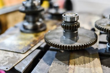 Hızların iletimi ve devrim için vitesler, bir cnc makinesinin konumu ile. Karışık ekipman onarımı.