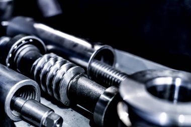 Dişlilerin mekanik hareketinin dönüş hareketini iletmek için bilyalı solucan şaftı.