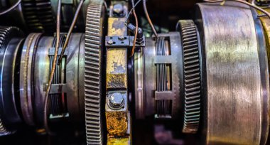 Cnc makine alet şanzımanı. Mekanik ekipman onarımı.