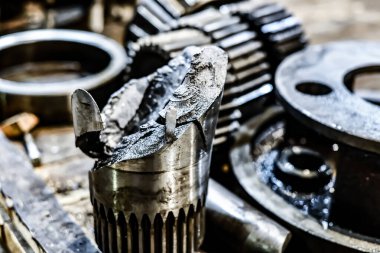 Patlama dişli mili. Endüstriyel kaza ve mekanik ekipman onarımı.