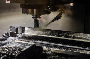 CNC makinesinde soğutma suyundaki metal plakanın öğütülmesi ve işlenmesi.
