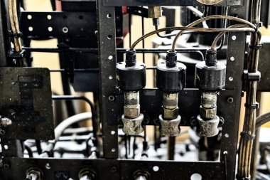 Makine araç mekaniği için hidrolik kontrol sistemi.