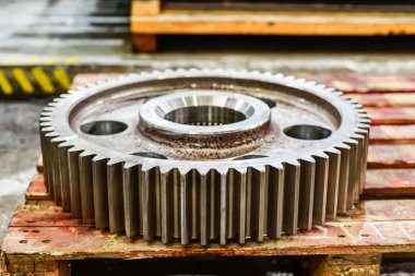 Depodaki ahşap bir rafta çark..