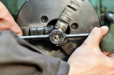 Torna tezgahında ölmek ile bronz bir aygıra dokunmak.