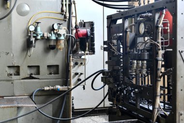 cnc makine aracının hidrolik kontrol sistemi.