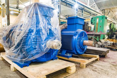 Yeni büyük elektrik motorları kurulum için fabrikaya getirildi.