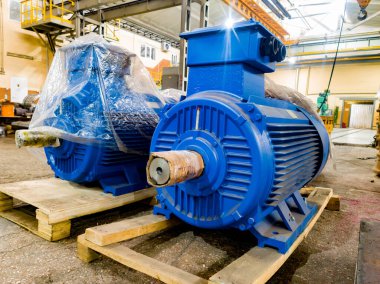 Yeni büyük elektrik motorları kurulum için fabrikaya getirildi.