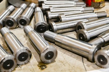 İplikli öğütülmüş çiviler metal işçiliğinden sonra gevşedi.