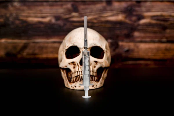 Medical Syringe Stands Background Human Skull — Fotografia de Stock