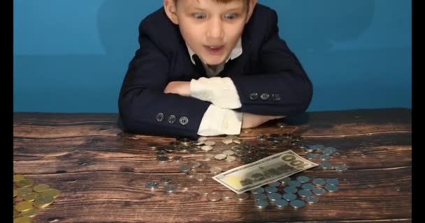 Мальчик Грустит Доллары Падают Сверху Человека Радостное Дитя Радуется Финансовому — стоковое видео