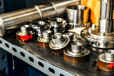 Bir tamir atölyesinde metal sapları ve dişli adaptörler..