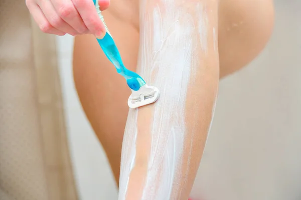 Chica Afeita Las Piernas Baño Con Una Máquina Afeitar Cuidado — Foto de Stock