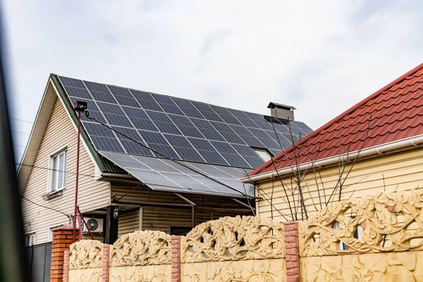 Sonnenkollektoren Privathaus Als Autonomer Ökologischer Strom — Stockfoto