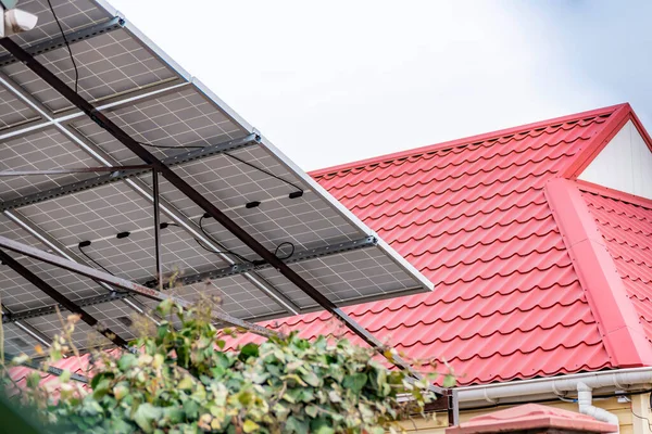 Навес Дворе Солнечных Панелей Частном Доме Качестве Автономной Экологической Электроэнергии Стоковая Картинка