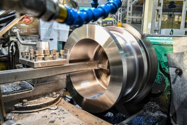 Makine üzerinde çalışmak, iç yüzeyi uzun bir mandrel üzerinde mekanik kesiciyle işlemek