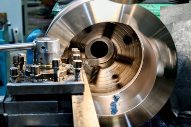 Makine üzerinde çalışmak, iç yüzeyi uzun bir mandrel üzerinde mekanik kesiciyle işlemek