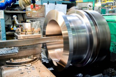 Makine üzerinde çalışmak, uzun bir çerçeve üzerinde bir mekanik kesici ile iç yüzey işleme