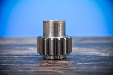 Bir dişli kesme makinesinin dişlisi teknik çizimlerde yatar.