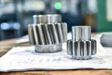 Bir dişli kesme makinesinin dişlisi teknik çizimlerde yatar.