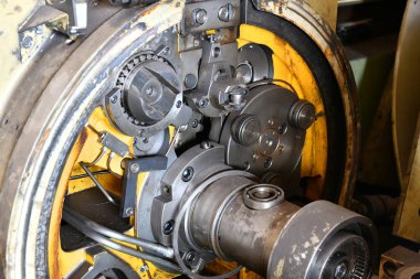 Kırılmış ve parçalanmış CNC makinesi. Mekanik metal işçiliği teçhizatı