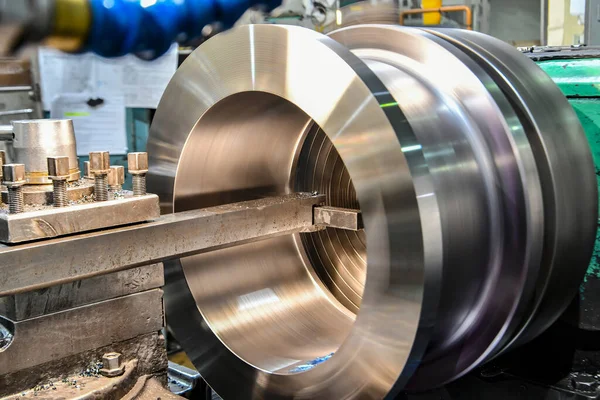 Makine üzerinde çalışmak, iç yüzeyi uzun bir mandrel üzerinde mekanik kesiciyle işlemek