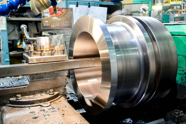 Makine üzerinde çalışmak, uzun bir çerçeve üzerinde bir mekanik kesici ile iç yüzey işleme