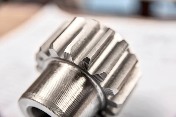 Sebuah Roda Yang Dibuat Pada Gigi Mesin Pemotong Terletak Pada — Stok Foto