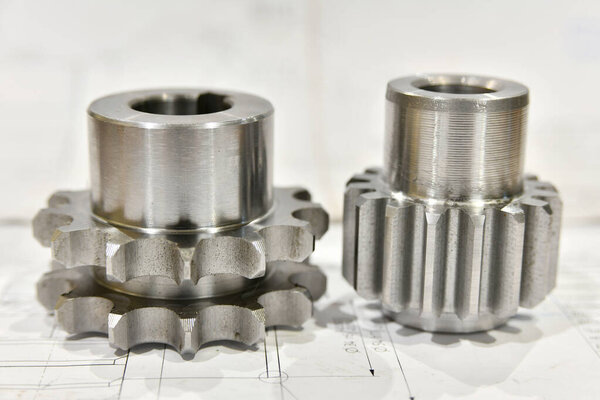 Колесо, изготовленное на режущей машине, лежит на технических чертежах