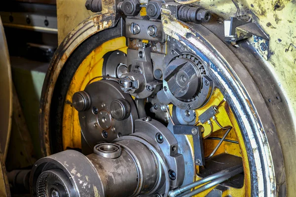 Kırılmış ve parçalanmış CNC makinesi. Mekanik metal işçiliği teçhizatı