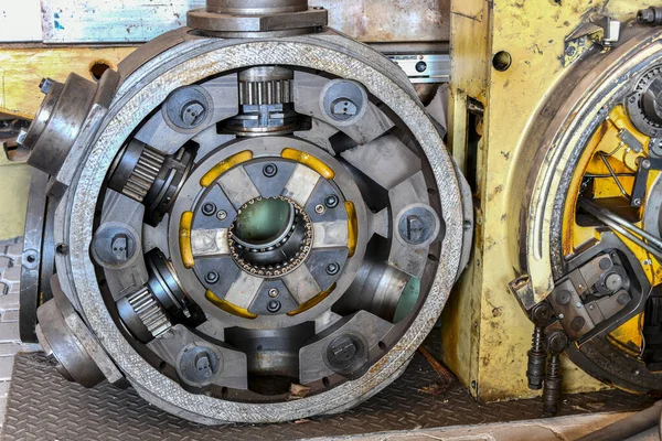 Kaputte Und Zerlegte Cnc Maschine Reparatur Von Mechanischen Metallverarbeitenden Anlagen — Stockfoto