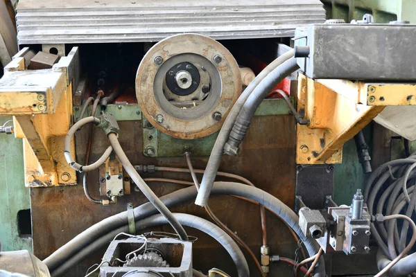 Kırılmış ve parçalanmış CNC makinesi. Mekanik metal işçiliği teçhizatı