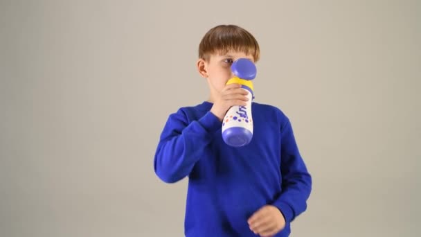 Garçon Boit Eau Une Bouteille Thermique Réjouit Après Avoir Étanché — Video