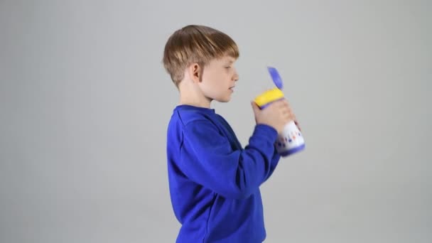 Pojken Dricker Vatten Termisk Flaska Och Gläds Efter Att Släckt — Stockvideo