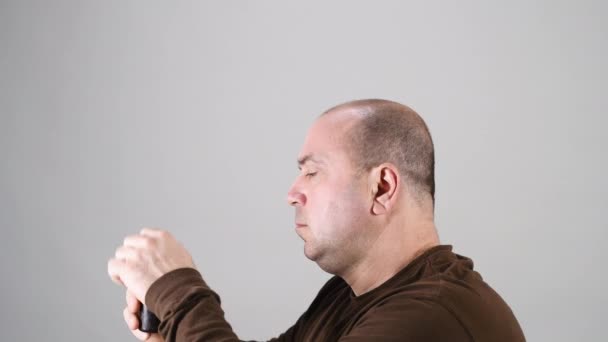 Bir Adam Konserve Kutusundan Ağzına Ilaç Kapsülü Dolduruyor Tıbbi Uyuşturucu — Stok video