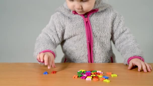 Het Kind Verzamelt Woorden Uit Gekleurde Letters Preschoolse Ontwikkeling Leerconcept — Stockvideo